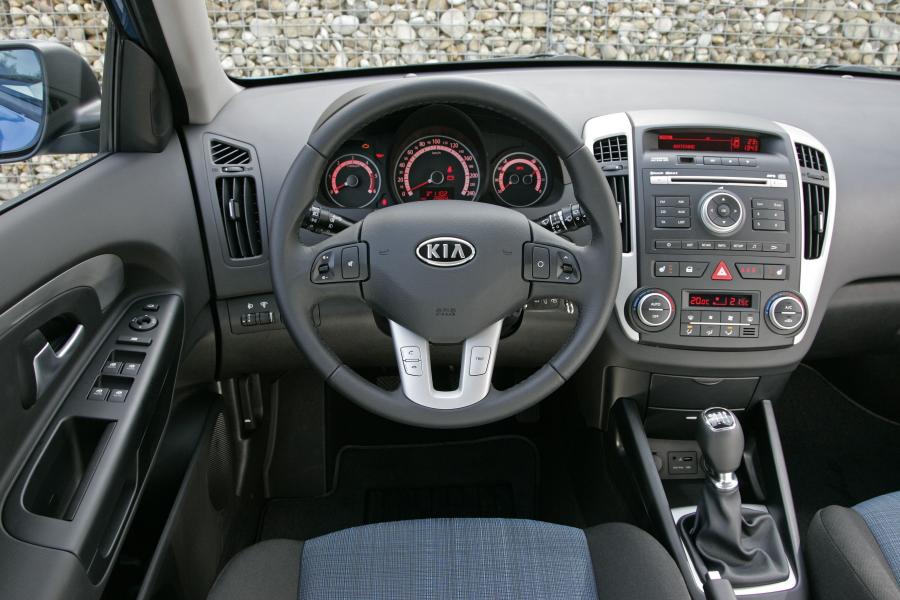 Kia cee&rsquo;d SW 2009 года  (фото 12 из 61)